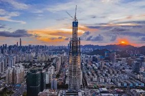 旭東圍擋廠家祝賀，深圳又一高樓388米 順利封頂 ！